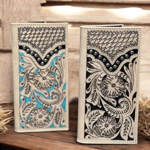Cartera de chequera Western Cowboy de cuero repujado con detalles de remaches de Double B Wild Rags