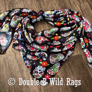 Wild Rag Día De Los Muertos Sugar Skull Cowboy Western Neck Bufanda Bandanna por Double B Wild Rags