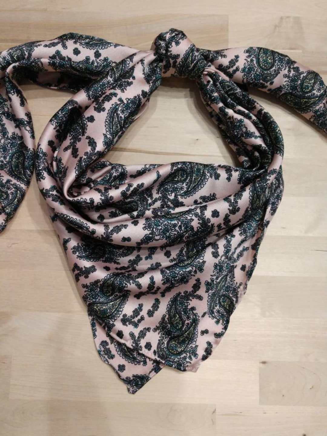 Foulard Western 35x35 Rose Et Gris Motif Cachemire – Sauge, Look Cowgirl