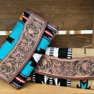 Double B Wild Rags のウエスタンウォレット、ダブルスナップ留め、花柄レザーと織りサドルブランケットのディテール
