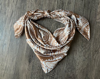 Wild Rag Taupe en gebroken witte paisley cowboy western sjaal bandana van Double B Wild Rags