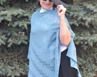 BLEU CHÂLE-PONCHO, Châle de laine mérinos, Pull poncho, Châle fait main, Manteau bleu, Poncho tricoté, Enveloppement bleu foncé, Accessoires pour femmes, Manteau de laine mérinos