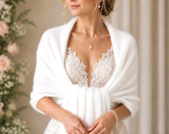 Chal de lana merino blanca tejido a mano, ideal para novias.