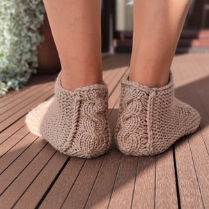 Bruine pantoffels, bruine sokken, gebreide pantoffels, laarzen, huisschoenen, damesschoenen, wollen pantoffels, wollen sokken, handgemaakte pantoffels, handgemaakte sokken