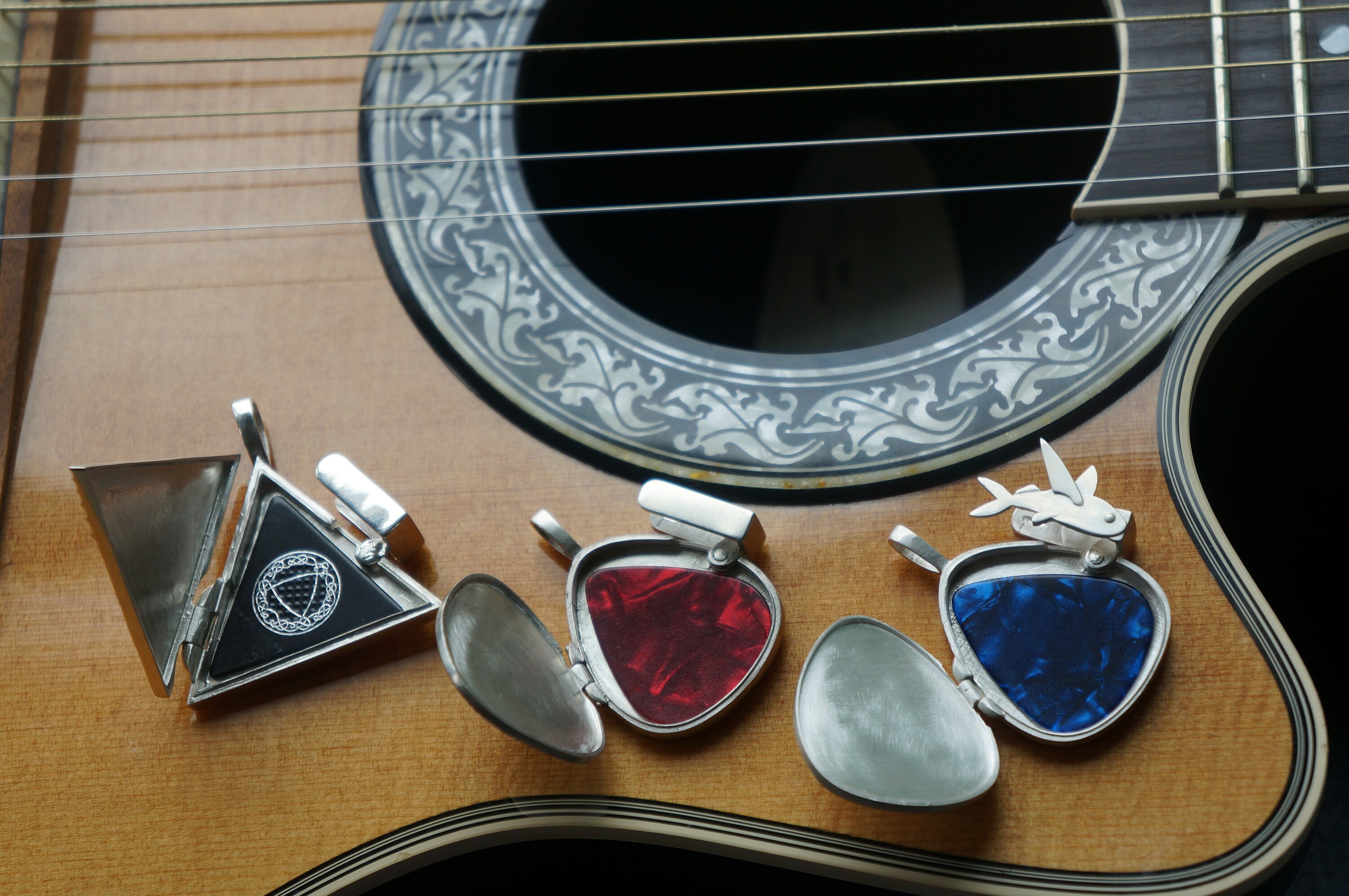 Flying fish guitar pick locket Etsy 日本