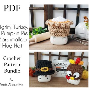 以下が含まれることがあります： 巡礼者、七面鳥、かぼちゃパイのマーシュマロマグハットの編み物パターン。パターンはバンドルとして入手可能です。画像は、白いマグカップの上に置かれた3つの編み物帽子を示しています。帽子は、バックル、七面鳥の頭、パイの皮などのディテールで飾られています。