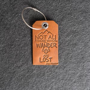 Leren bagagelabels met reiscitaat | Niet iedereen die ronddwaalt, is verdwaald | JRR Tolkien | Reisavontuurcadeau | Aangepast cadeau| Vaderdagcadeau