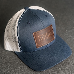 Chapeaux des mariés | Casquettes style camionneur avec écusson en cuir | Chapeaux de mariage | Cadeaux de mariage | Cadeau pour conjoint|  Cadeau fête des mères