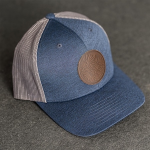 Gorra de rendimiento con diseño floral / Gorras de camionero de estilo deportivo con parche de cuero para mujer u hombre / Parche circular con estampado floral / Regalo personalizado