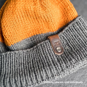 Etichette personalizzate in pelle per abbigliamento con vite Chicago / Personalizzate con 1-3 iniziali / Regalo per lavoro a maglia / Etichette per cappelli di maglia / Regalo per la festa del papà