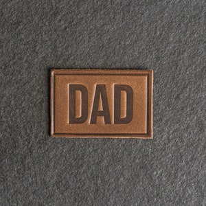 DAD Leder Aufnäher | Optional Haken Seitlicher Verschluss | 3 "x 2" Rechteck | New Dad Patch für Rucksäcke, Jacken und mehr | Geschenk für Papa