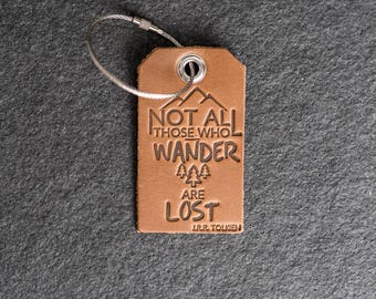 Leren bagagelabels met reisquote | Niet iedereen die ronddwaalt is verdwaald | JRR Tolkien | Reisavontuur | Cadeau op maat