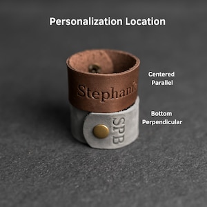 Gepersonaliseerde leren sjaalmanchetten | Cadeau voor breiers | Col | Personaliseer met naam, initialen of korte zin | Drukknoopsluiting | Cadeau op maat afbeelding 6