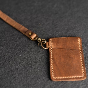 Cartera de cuero personalizada con dos bolsillos y correa de muñeca opcional / Cartera minimalista pequeña / Para hombre/mujer / Tarjetero / Regalo para el Día del Padre