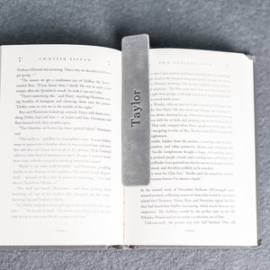 Personligt läderbokmärke | Anpassa med initialer, namn eller en kort fras | Bokälskarepresent | Fars dag-present | Barnbibliotekarie/Lärare