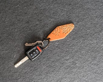 Llavero de cuero con forma de motel y sello floral. Ideal como regalo de aniversario o para el Día de la Madre.