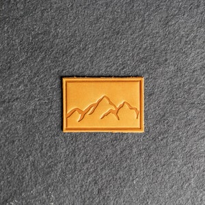 Patch en cuir Mountains Option Velcro 3 x 2 po. rectangulaire Patch de randonnée Mountain Range pour sacs à dos, vestes et plus Fête des mères Saddle Tan