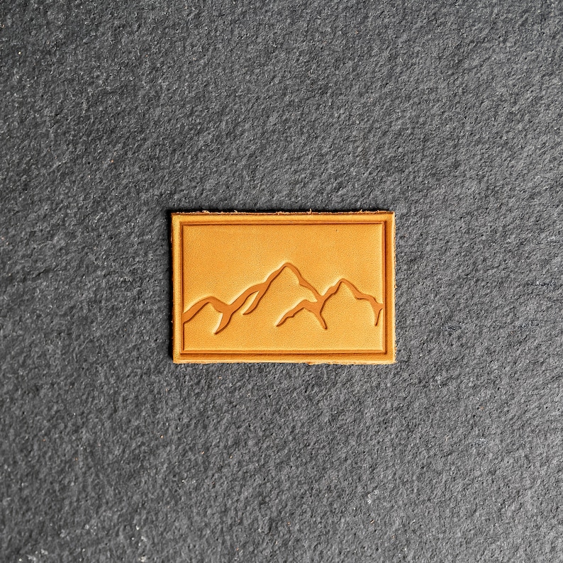 Patch en cuir Mountains Option Velcro 3 x 2 po. rectangulaire Patch de randonnée Mountain Range pour sacs à dos, vestes et plus Fête des mères Saddle Tan