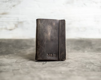 Personalisiertes Ledertaschen-Journal mit professionellem elastischem Verschluss | Reisetagebuch | Angefertigt mit Text | Geschenkideen