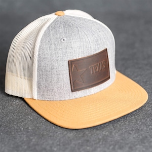 Boné Trucker com aba reta e remendo de couro - Carimbo de placa do Texas | Presente personalizado | Caminhada ao ar livre |