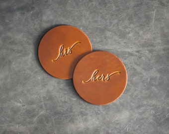 Ensemble de 2 sous-verres en cuir pour lui et pour elle | Cadeau de mariage | Le sien et le sien | Elle et elle | 100 % cuir pleine fleur | Horween | Cadeau de pendaison de crémaillère