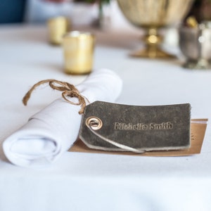 Marque-places pour cadeaux de mariage avec étiquette de bagage en cuir personnalisée | Décoration de table et tâches | Fête de mariage | Noms | Rustique | Remises groupées