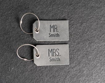 Mr. und Mrs. personalisierte Leder-Gepäckanhänger | 2er-Set | Hochzeitsgeschenk | Benutzerdefinierte Tags für Paare | Taschenanhänger | Herr Herr | Frau Frau | Jubiläum