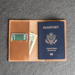 Capa de passaporte de couro personalizada | Caderno de viagem pequeno | Presente de viagem | Presente de formatura para um aventureiro | Presente de dia dos pais