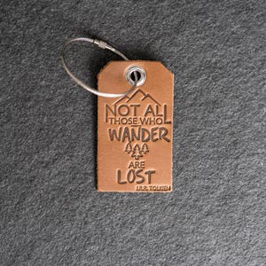Leren bagagelabels met reiscitaat | Niet iedereen die ronddwaalt, is verdwaald | JRR Tolkien | Reisavontuur |  Aangepast cadeau| Vaderdagcadeau