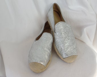vintage STUART WEITZMAN silver crinkle leather and hemp flat espadrilles/ cap toe and metal heel detail: size 8.5 US