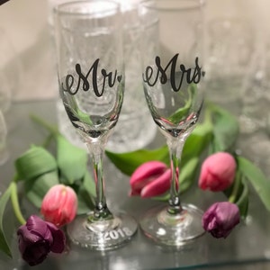 Set of 2 Mr. Mrs. Wedding Champagne Flutes, Vinyl, Personalized Champagne Flute Wedding Favors, Custom Bride and Groom Champagne Glasses !!!