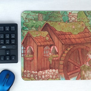 以下が含まれることがあります： 緑色の苔むした屋根と水車を備えた茶色の木造の小屋の水彩画。小屋には窓が2つと小さな煙突があります。赤いシャツを着たウサギが水車の横の岩の上に座っています。