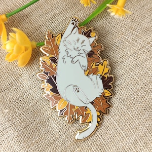 White Cat Enamel Pin, Kitty Brooch, Cute Animal Enamel Pin, Neko Lapel Pin, Autumn Enamel Pin, Witchy Art, Cottagecore, Cute Cat Pin