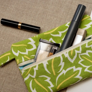 Estuche con cremallera y correa - Patrón de hojas verdes primaverales (forro interior azul brillante) - Telas reutilizadas - Reciclado - Lápices de maquillaje escolares
