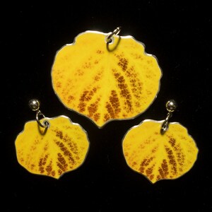 Braune & gelbe Aspen Blatt Ohrringe und Anhänger Set