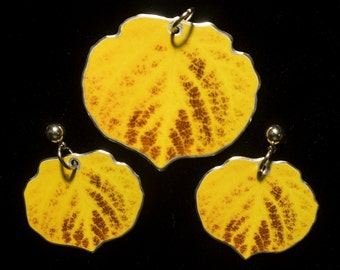 Conjunto de brincos e pingente Aspen Leaf marrom e amarelo