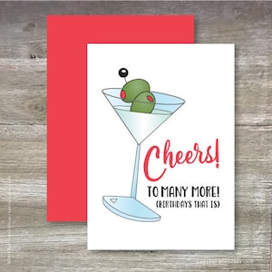Saúde! Para muitos mais... aniversários! Cartão de aniversário dos elogios de Martini. Cartão de aniversário 5x7. Elogios Martini e cartão de aniversário verde-oliva. Cartão de aniversário