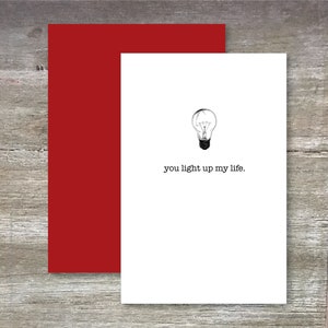Você ilumina meu cartão de felicitações de vida. Cartão preto e branco 5x7 para a luz da sua vida. Lâmpada, você ilumina meu cartão de vida