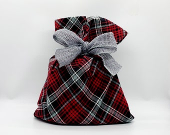Verpacke Geschenke in rot & schwarz karierten Stoff