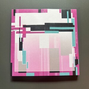 Puede incluir: Un diseño abstracto rosa y blanco con formas geométricas negras y azules. El diseño está en una tarjeta cuadrada con el texto "nuitmord.com" en la esquina inferior derecha.