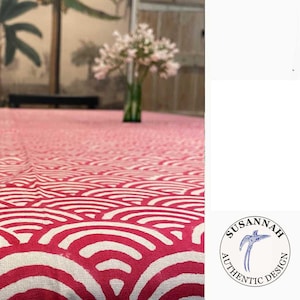 Könnte beinhalten: Eine rot-weiß gemusterte Tischdecke mit Wellenmuster. Die Tischdecke liegt auf einem Tisch mit einer Vase mit Blumen. Das Logo von Susannah Authentic Design befindet sich in der unteren rechten Ecke.