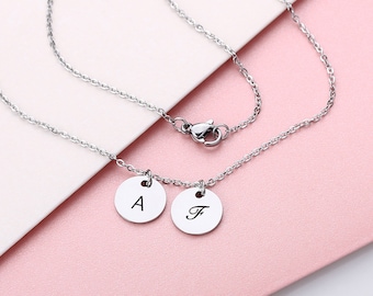 Collar con inicial delicada de disco: Letra personalizada de acero inoxidable