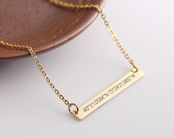 Collar de barra personalizado con nombre grabado, fecha y coordenadas.
