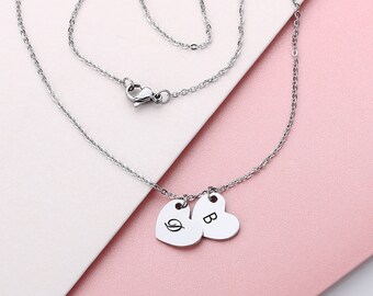 Collar con inicial de corazón: delicada joyería personalizada de acero inoxidable