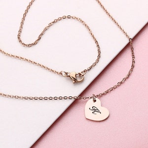 Colar de coração personalizado, colar delicado com nome inicial de coração, colar de letras douradas, colar inicial minúsculo, ideias para presentes de madrinhas