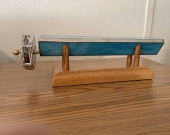 Kaléidoscope en vitrail avec présentoir en bois