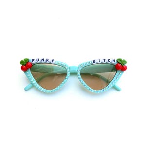 もっとカラフルに！フィッシュの「Funky Bitch」をあしらったBaba Coolのキャットアイサングラス - フィッシュにインスパイアされたコンサート・フェスティバルアクセサリー
