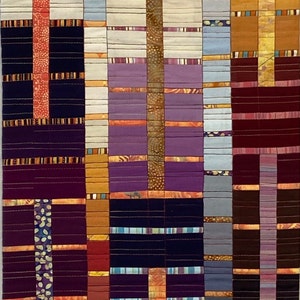 Peut inclure: Une courtepointe colorée avec un motif géométrique. La courtepointe est composée de différentes nuances de violet, bleu, orange et marron. La courtepointe est composée de nombreux petits carrés et rectangles.