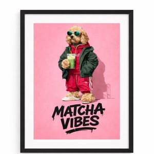 Peut inclure: Impression encadrée d'un chien portant des lunettes de soleil, un survêtement rouge et une veste verte, tenant une boisson verte. Les mots "Matcha Vibes" sont écrits en noir sur fond rose.