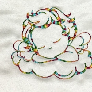 Könnte beinhalten: Gestickte Darstellung eines schlafenden Engels mit regenbogenfarbenem Faden. Der Engel ist von einer Wolke umgeben.